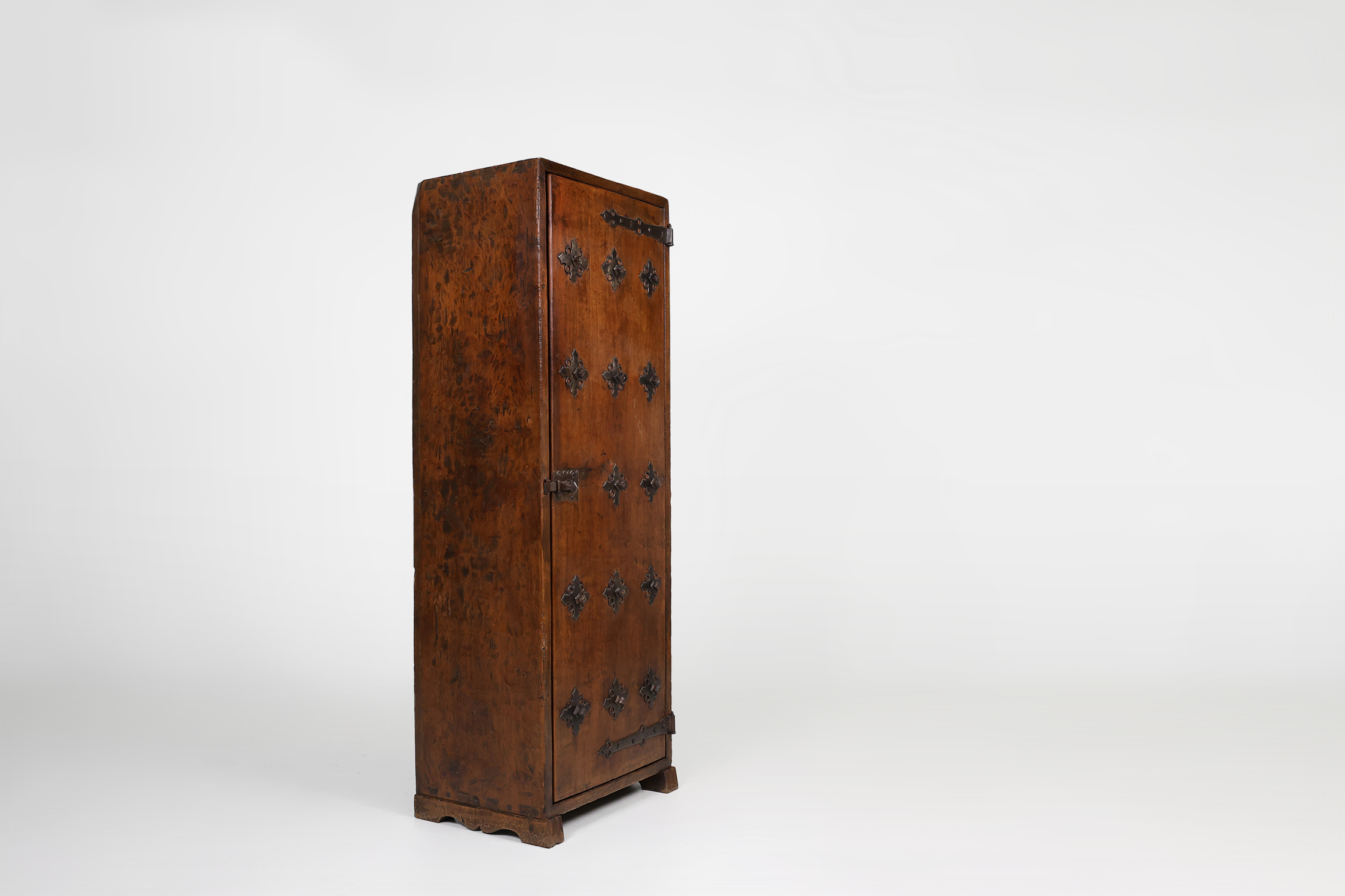 16th Century rustic cabinet in oak with ironwork, Francethumbnail